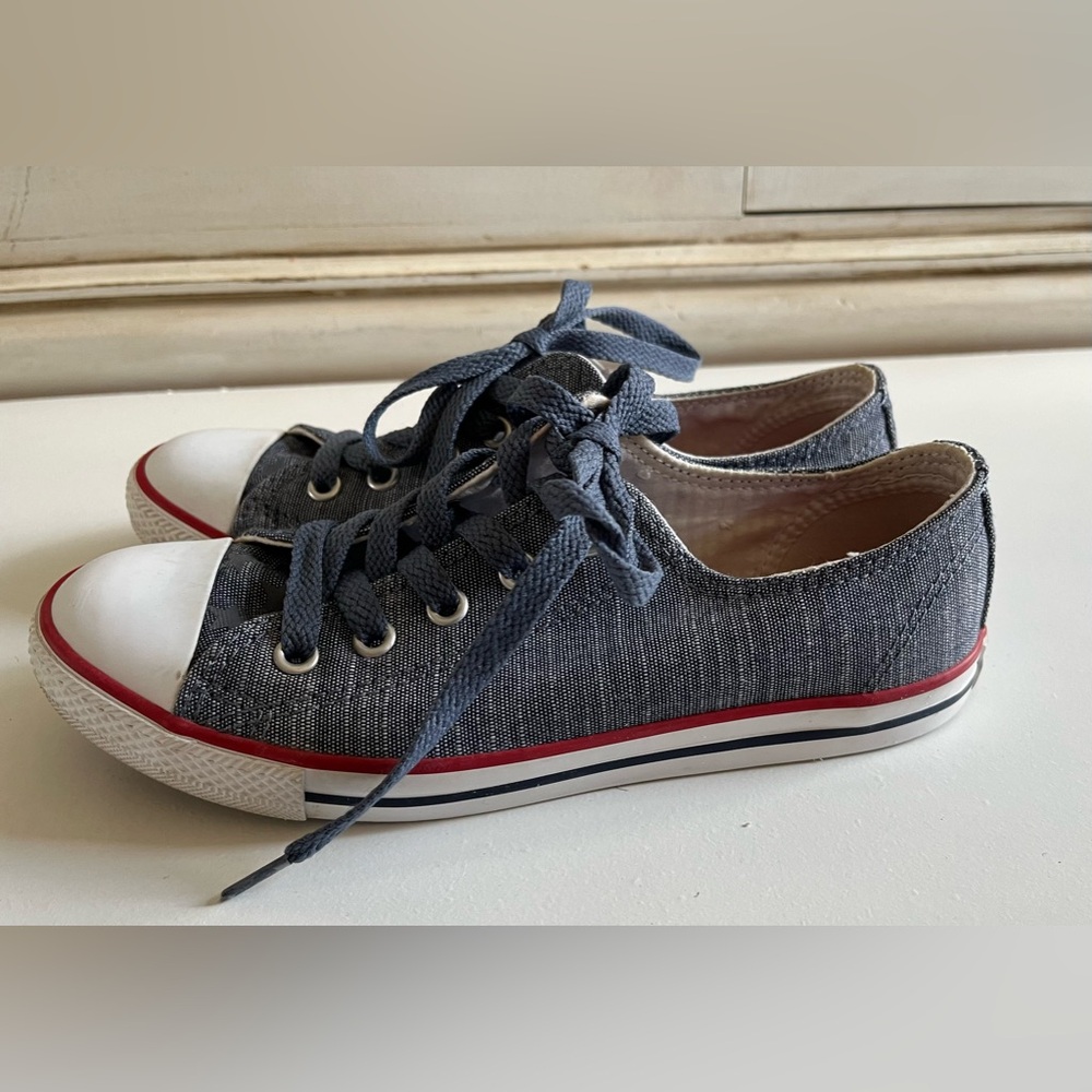 Converse All Star Chucks Low Top Blue Denim
Women's Shoe Size 5